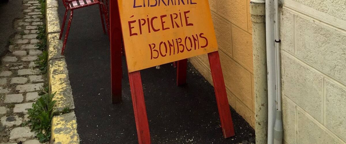 A street with signs for 'Le Maquis de Vareilles' and 'Le Bistro'. There are also signs for 'Bistro de Panneaux' and 'Bistro de Campagne'.