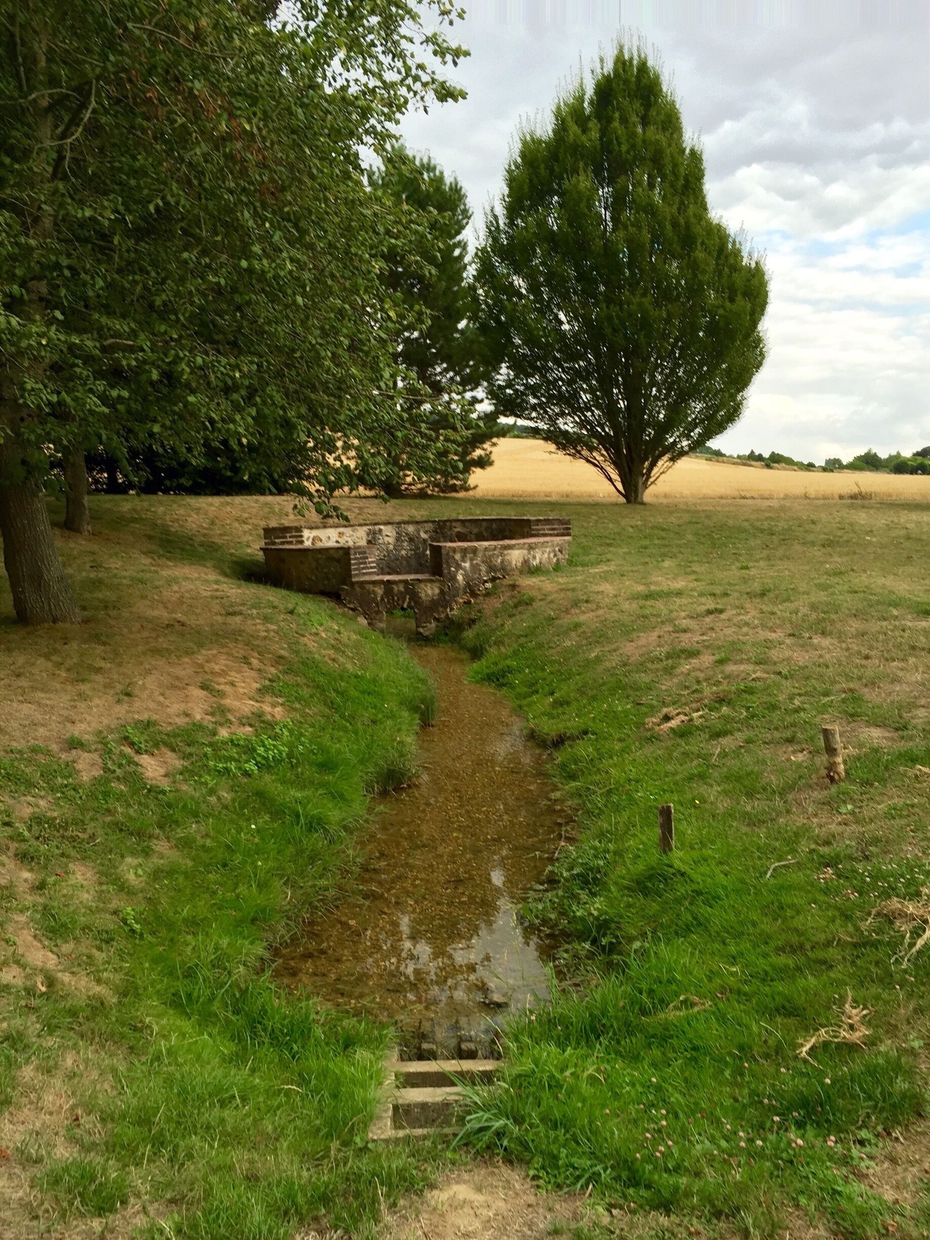 Une source d'eau d'antan, près du village de Vareilles, France. 