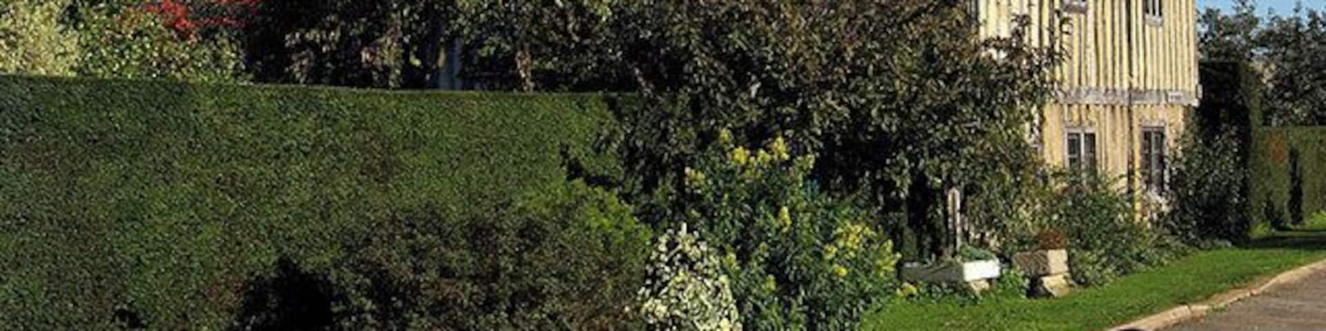 The Emplins at Gamlingay The Emplins is a lovely 15th century Hall House, Grade II listed. The house seems to have a link to the nearby St Mary's Church and is now open for B and B, should you wish to stay there.