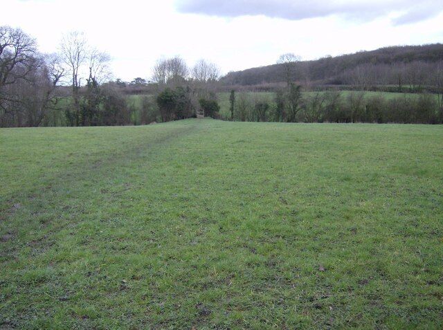 Footpath east of Jennetts Hill These fields can be flooded as we are in the River Pang flood plain. Therefore it is just grassland.