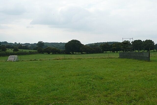 Field at Manor Farm On the old route of the footpath is this green-painted wall, which has lots of scuff marks on it. Then there appears to be a jump of some sort, with a similar green wall the same distance further to the left. What are they for? Some sort of competition arena?