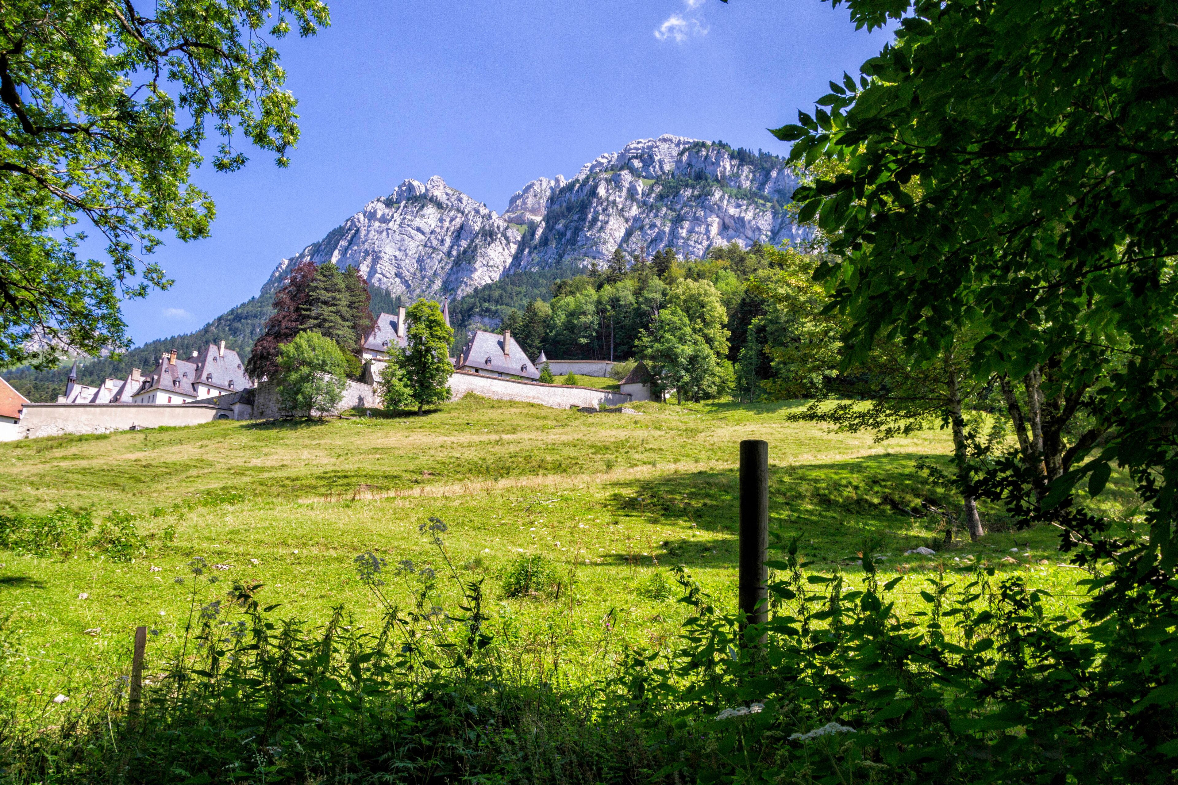 Monastère de la grande chartreuse au milieu des montagnes