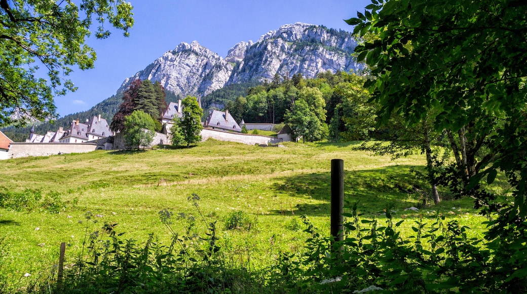 Monastère de la grande chartreuse au milieu des montagnes