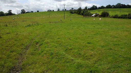 Farmland on the eastern slopes of Brailes Hill