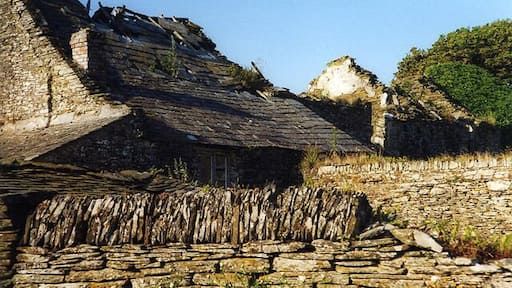 Tintagel: Trebarwith Farm. A ruined farmhouse. Its barns, nearby, survive in use