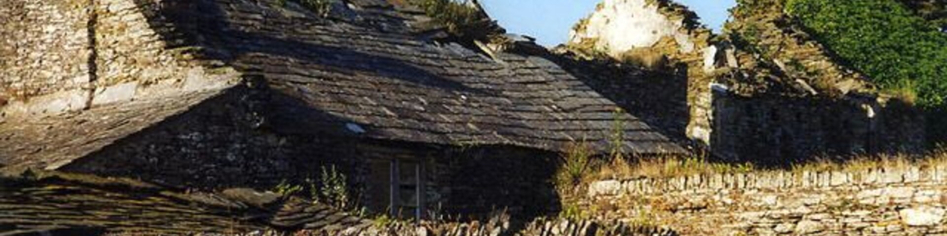 Tintagel: Trebarwith Farm. A ruined farmhouse. Its barns, nearby, survive in use