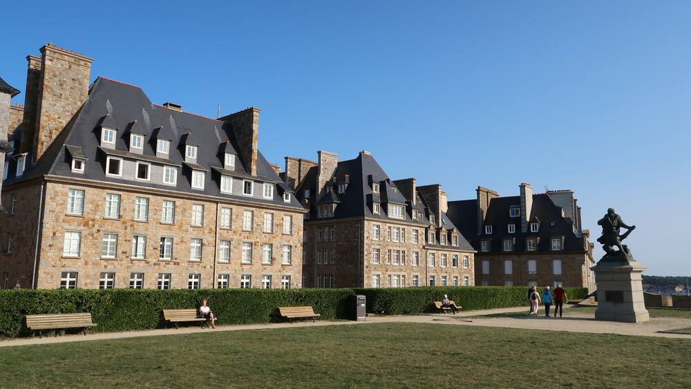 Bastion de la Hollande, place bordĂ©e dâimmeubles, avec une pelouse, sur les remparts de la ville de Saint-Malo intra-muros, en Bretagne (France)