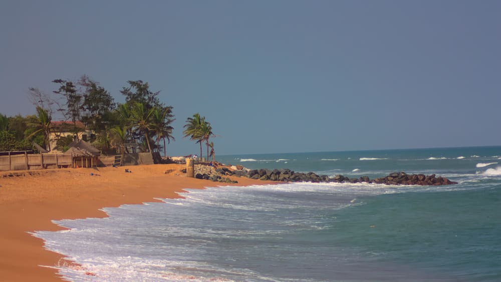 Plage en bordure d'océan proche du quartier de Baguida dans la ville de Lomé, Togo