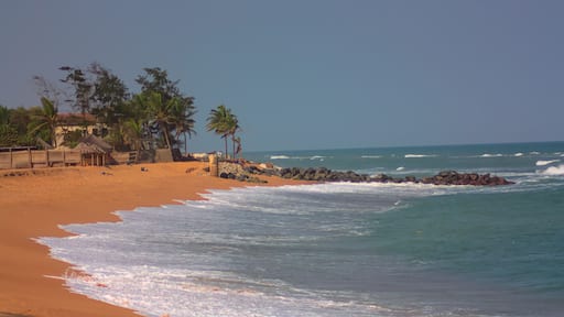 Plage en bordure d'océan proche du quartier de Baguida dans la ville de Lomé, Togo