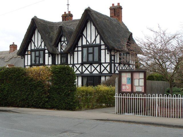 Thatched House, Abington This thatched house is not mediaeval- it is Edwardian! (Built 1908)