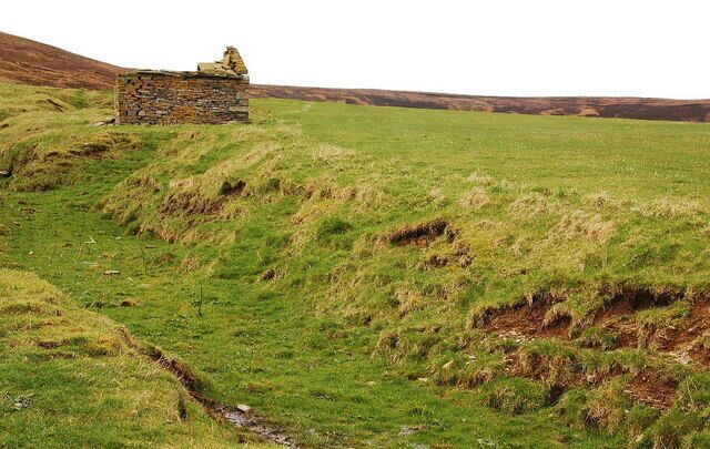 Derelict building near Cottascarth It would be interesting to know what this was. It's only small, maybe ten or twelve feet across.