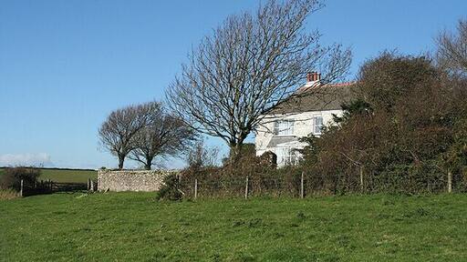 Ringmore: public path to Noddonmill Beyond ÂThe ManorÂ, formerly ÂHigher Manor FarmÂ; a public footpath across fields