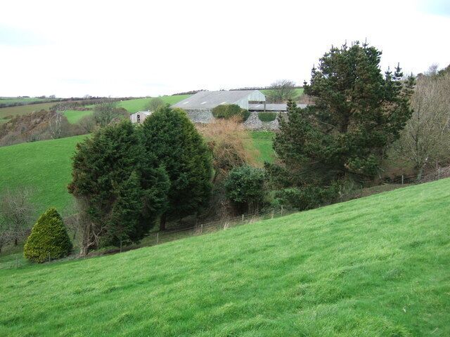 Windwood Farm A view of barns on the western edge of the square, where the land slopes steeply down to the valley that drains into the sea at Ayrmer Cove. Seen from Ringmore Footpath 3, from Ringmore to Kingston.