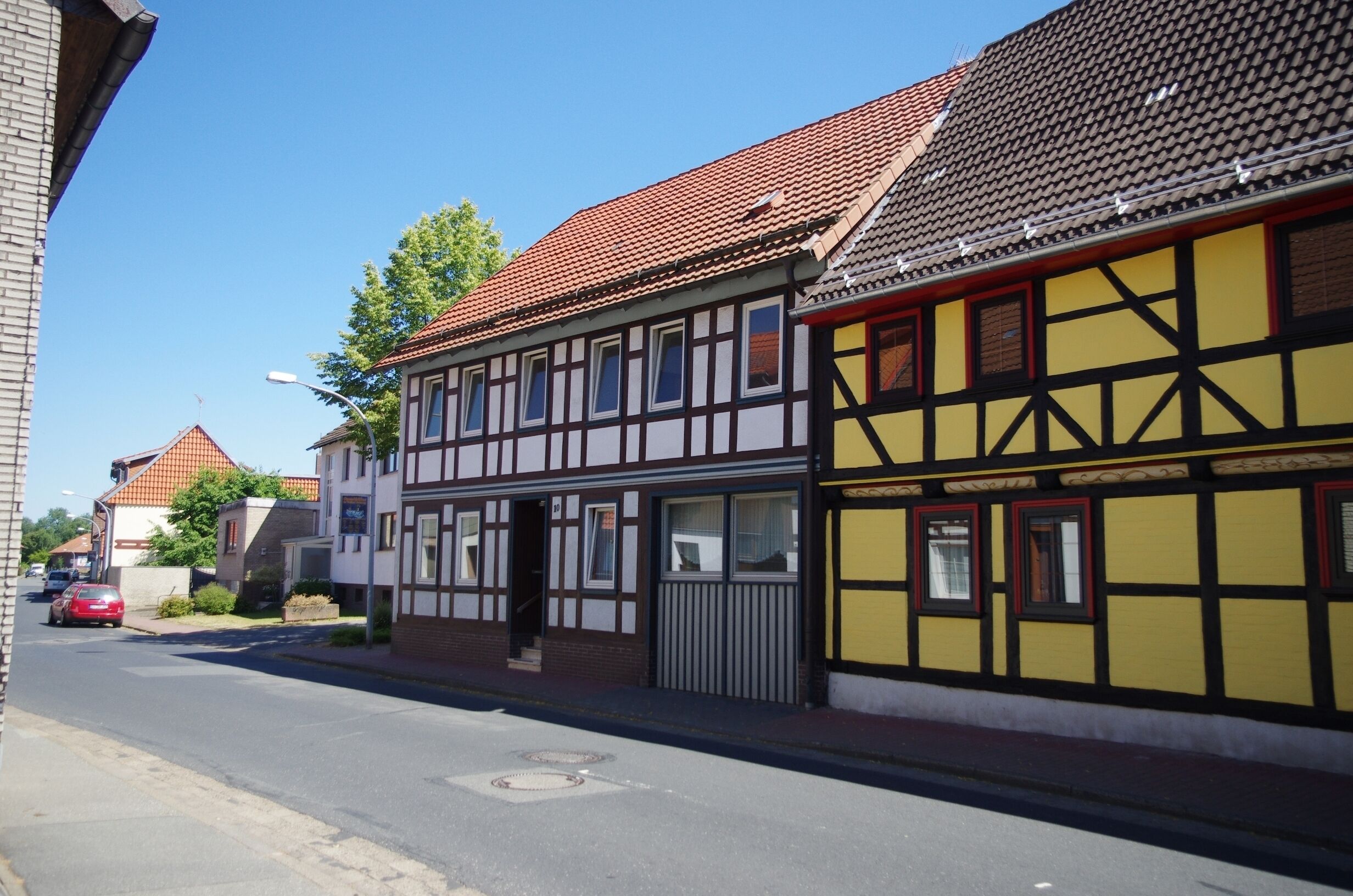 Gieboldehausen in Niedersachsen. Das Haus Ohlenroderstraße 10 steht unter Denkmalschutz.
