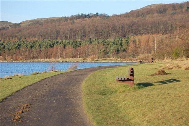 Lochore Meadows Country Park Lochore Meadows Country Park lies in the heart of the Lomond Hills Regional Park West. It is a major centre for outdoor and environmental education in Fife. The Country Park is an attractive area, comprising reclaimed coal mining waste-land, gently rolling grassland and woodland. It covers an area of 1,200 acres, 260 of which form Loch Ore.