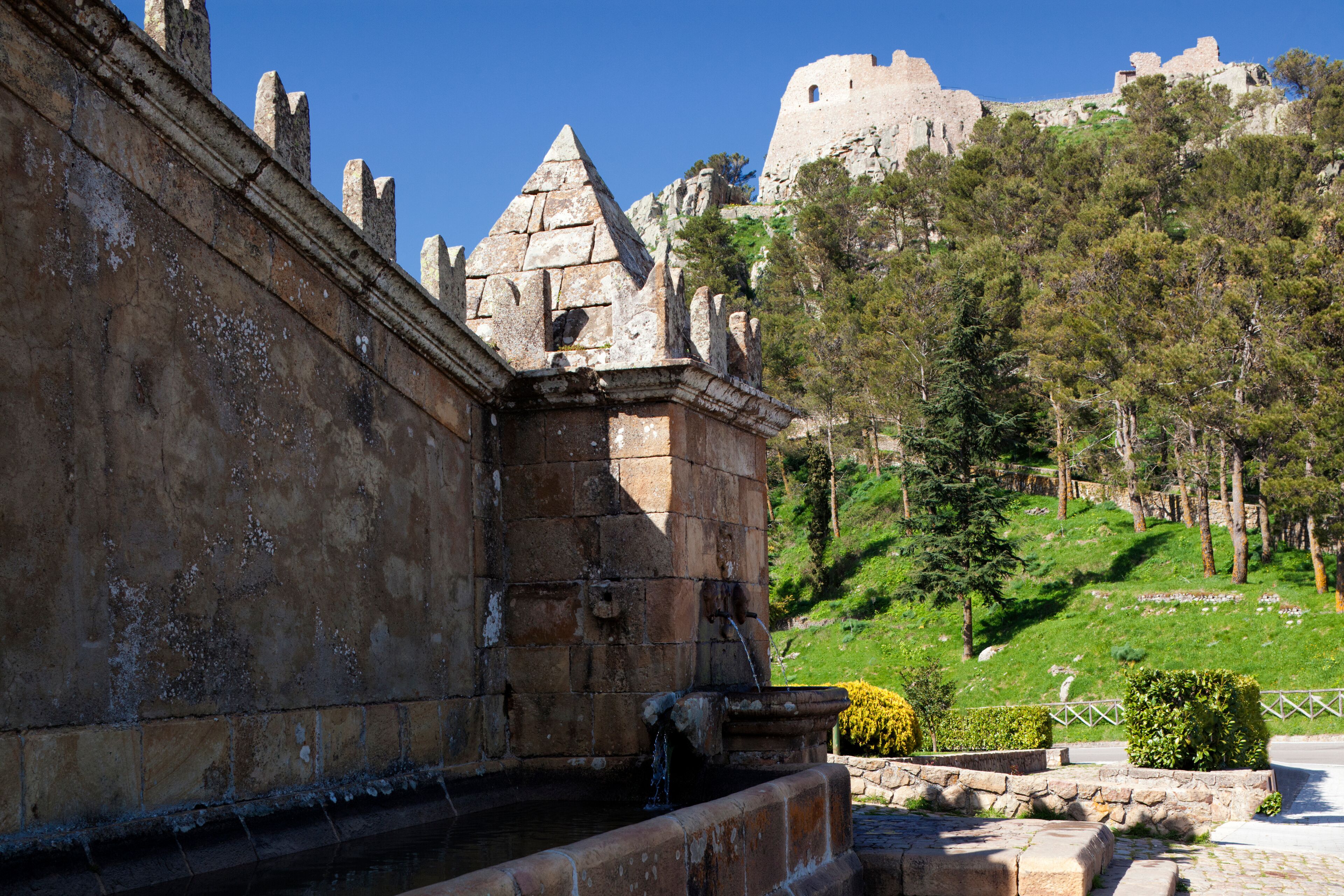  Geraci Siculo, PA. Fontana cerso il castello