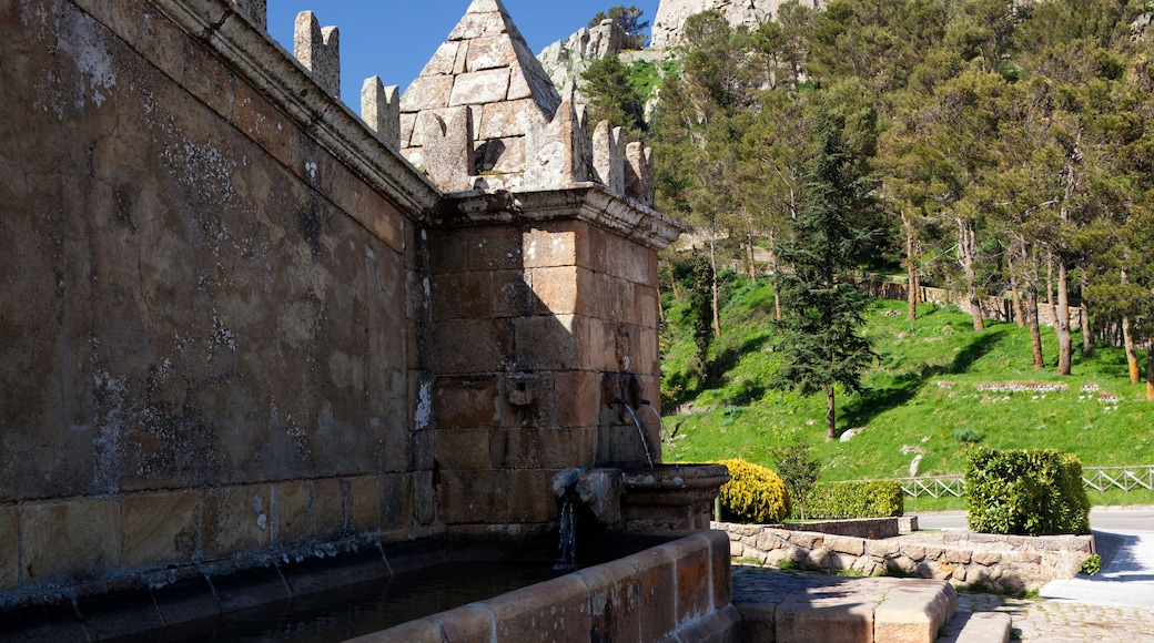 Geraci Siculo, PA. Fontana cerso il castello