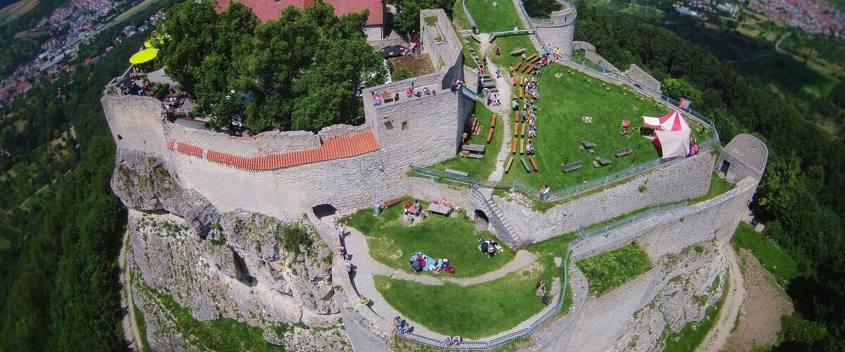 Luftaufnahme der Burg Hohen Neuffen aus Süd