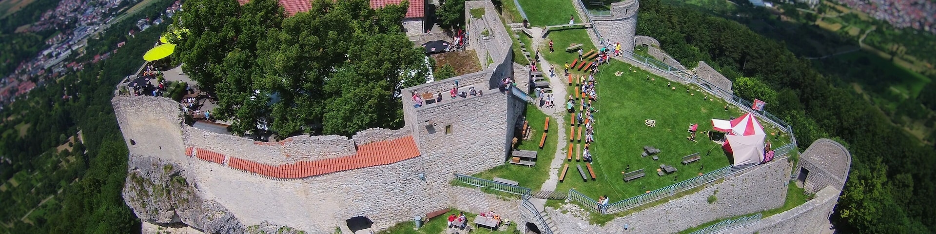 Luftaufnahme der Burg Hohen Neuffen aus Süd