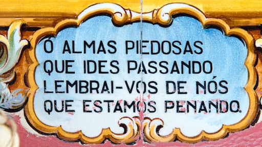 Una placa decorativa con bordes dorados elaborados y un fondo azul.