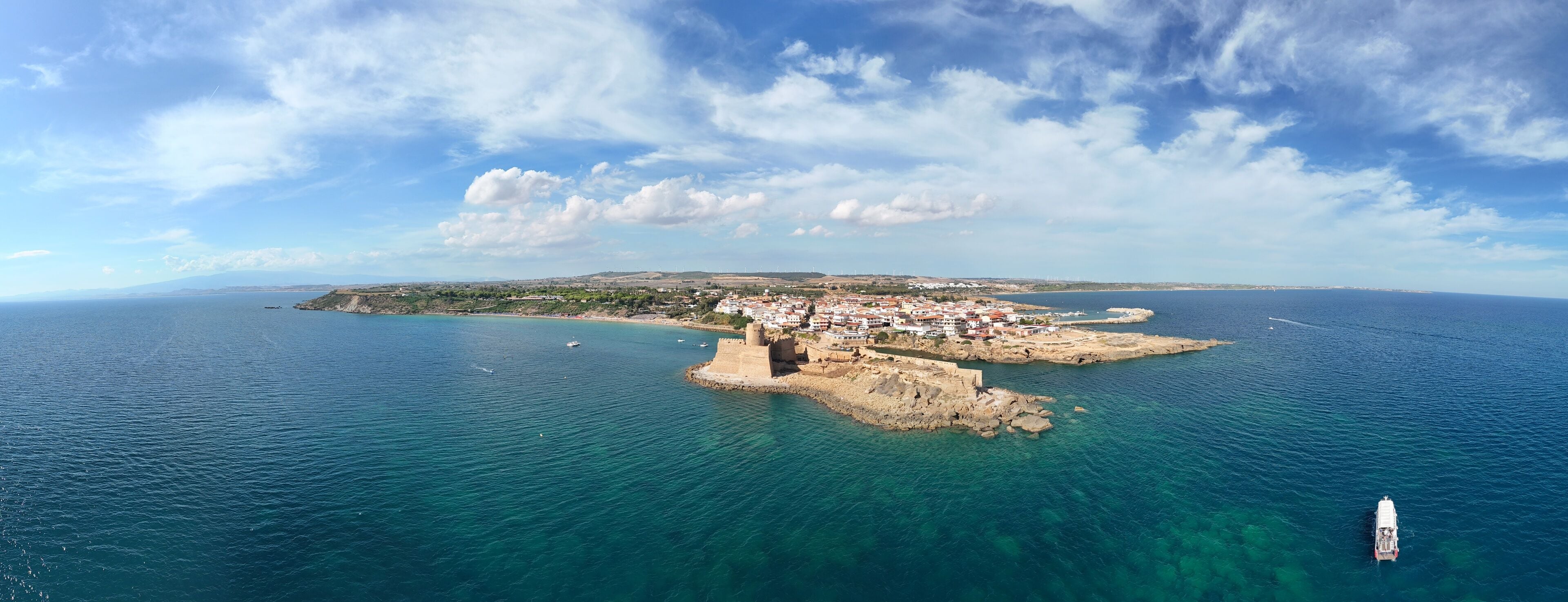 Isola di Capo Rizzuto, Crotone, Calabria, Italy. In the hamlet of Le Castella, stands the famous 16th-century fortress, jutting out into the sea on a small peninsula. September 8, 2025