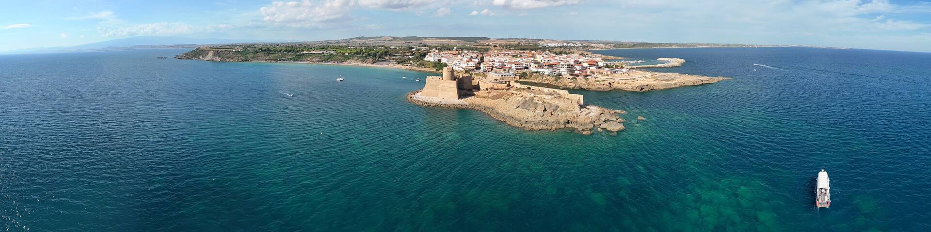 Isola di Capo Rizzuto, Crotone, Calabria, Italy. In the hamlet of Le Castella, stands the famous 16th-century fortress, jutting out into the sea on a small peninsula. September 8, 2025