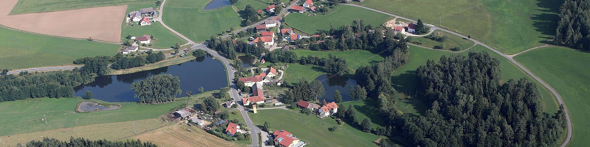 Lukahammer (Bildmitte) und Pirkhof, Stadt Oberviechtach, Landkreis Schwandorf, Oberpfalz, Bayern