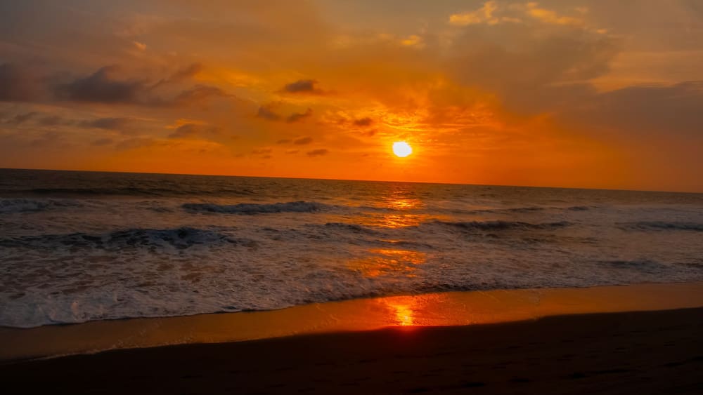 mar con colores rojos de sol