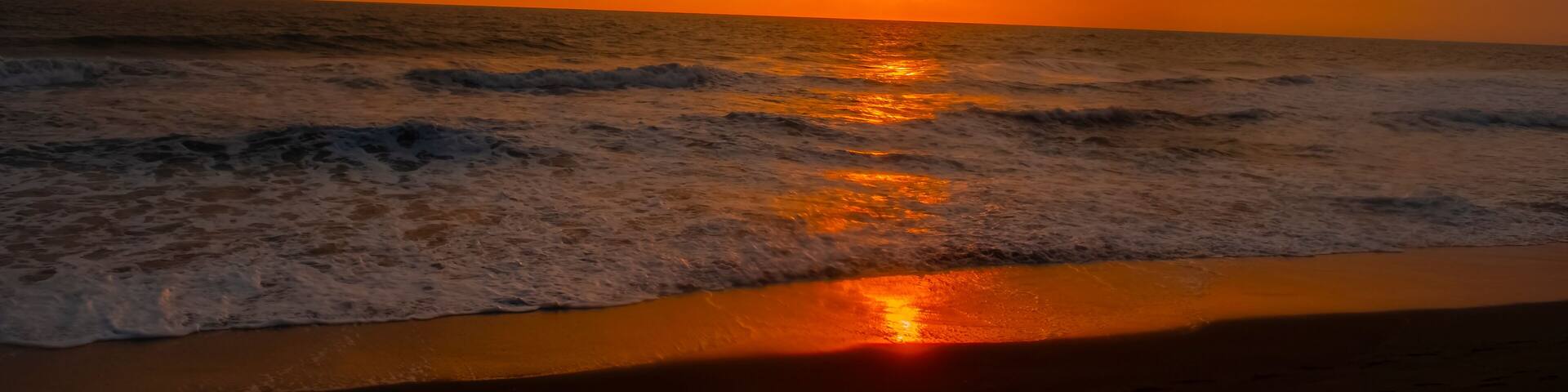 mar con colores rojos de sol