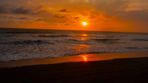 mar con colores rojos de sol