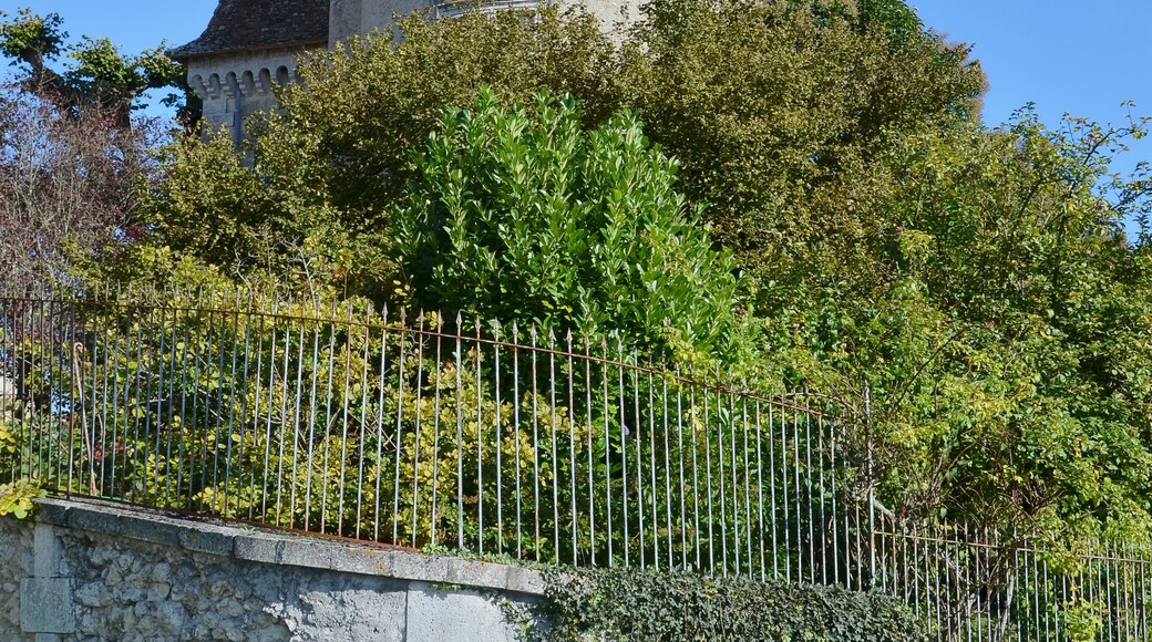 This building is indexed in the Base Mérimée, a database of architectural heritage maintained by the French Ministry of Culture, under the reference IA24000654 .