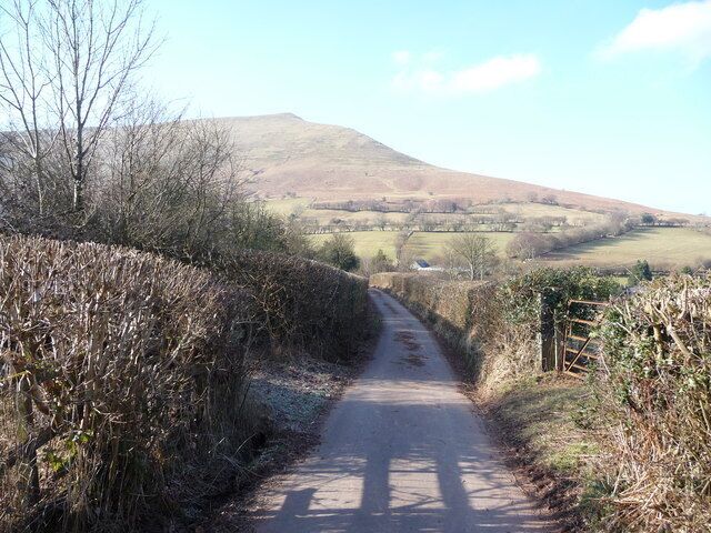 Lane between Pengenffordd and Dinas Farm Looking back down westwards towards Pengenffordd with Mynydd Troed's summit behind.
