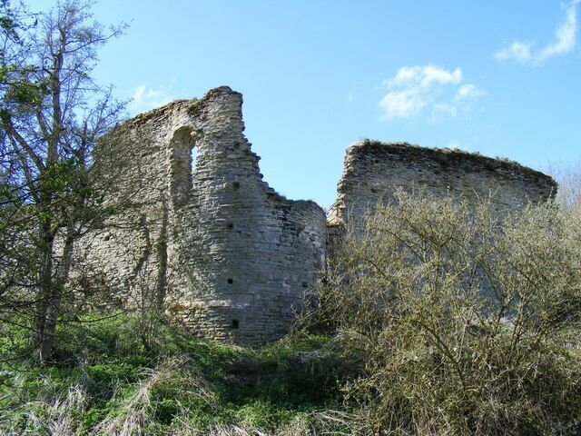 Ruins of Wigmore Castle There has been a castle at Wigmore since 1069, and its earthworks date largely from the 12th century, the surviving ruins date from the 13th and 14th centuries and represent the fortress of the Mortimer dynasty from which they controlled large parts of central Wales.
