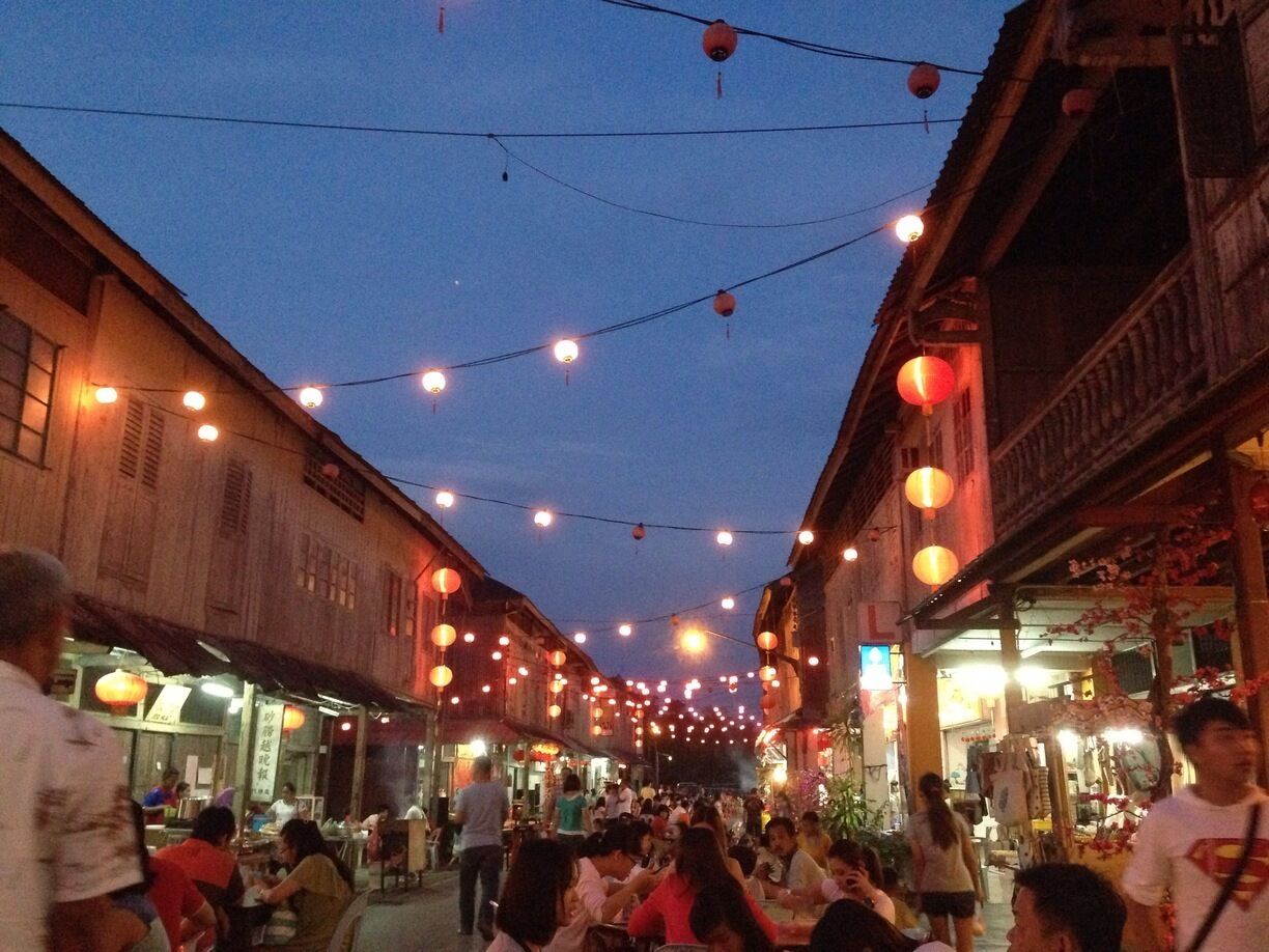 From the roadside this small town looks like any other ordinary village. Towards the evening when the sun sets the secret is revealed for all to admire esp on Fri, Sat and Sun. Closed on Tue. 