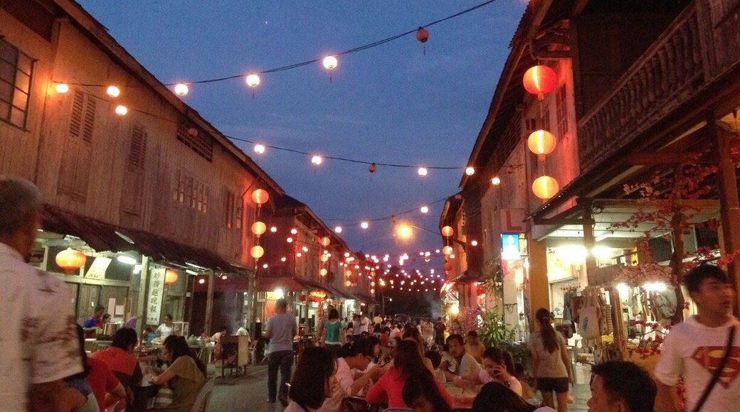 From the roadside this small town looks like any other ordinary village. Towards the evening when the sun sets the secret is revealed for all to admire esp on Fri, Sat and Sun. Closed on Tue.