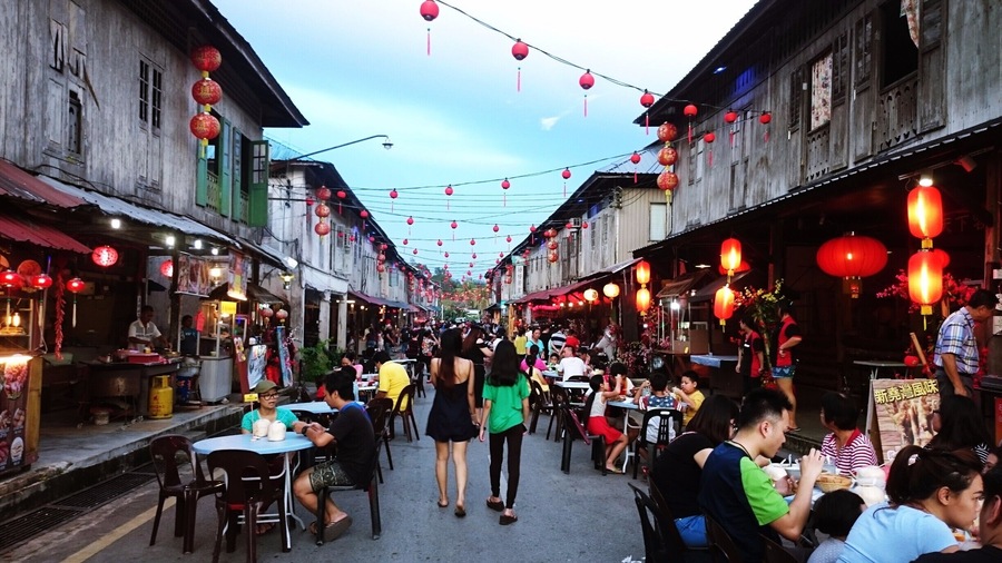 Opens only on weekend, here you will find a short stretch of stalls selling handmade stuff and of course street food that you may not be able to get anywhere else.