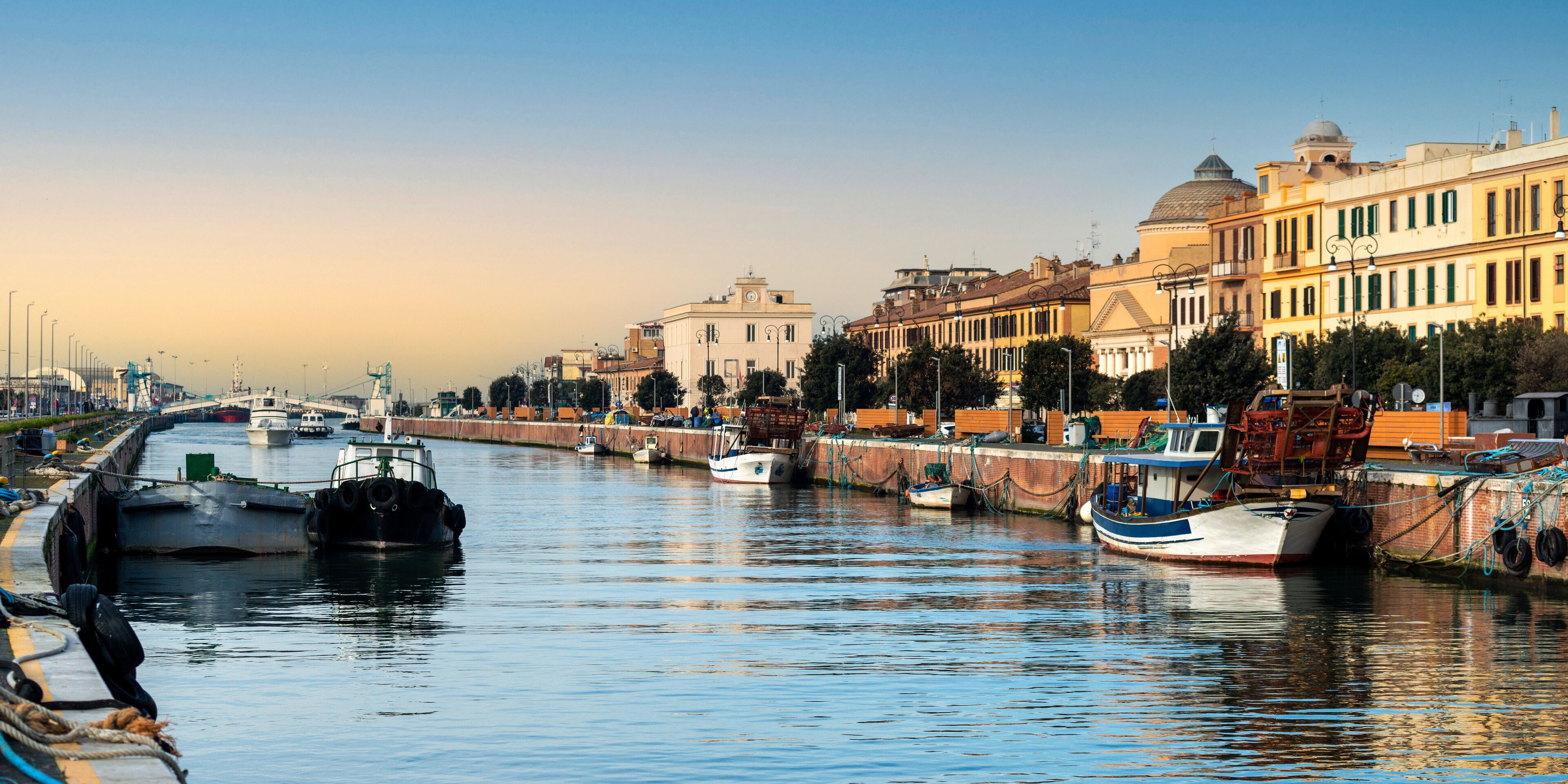 Lever du jour dans le port de Fiumicino en Italie