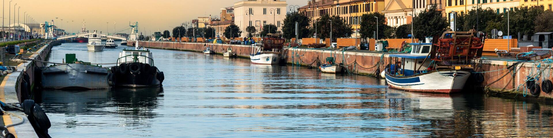 Lever du jour dans le port de Fiumicino en Italie