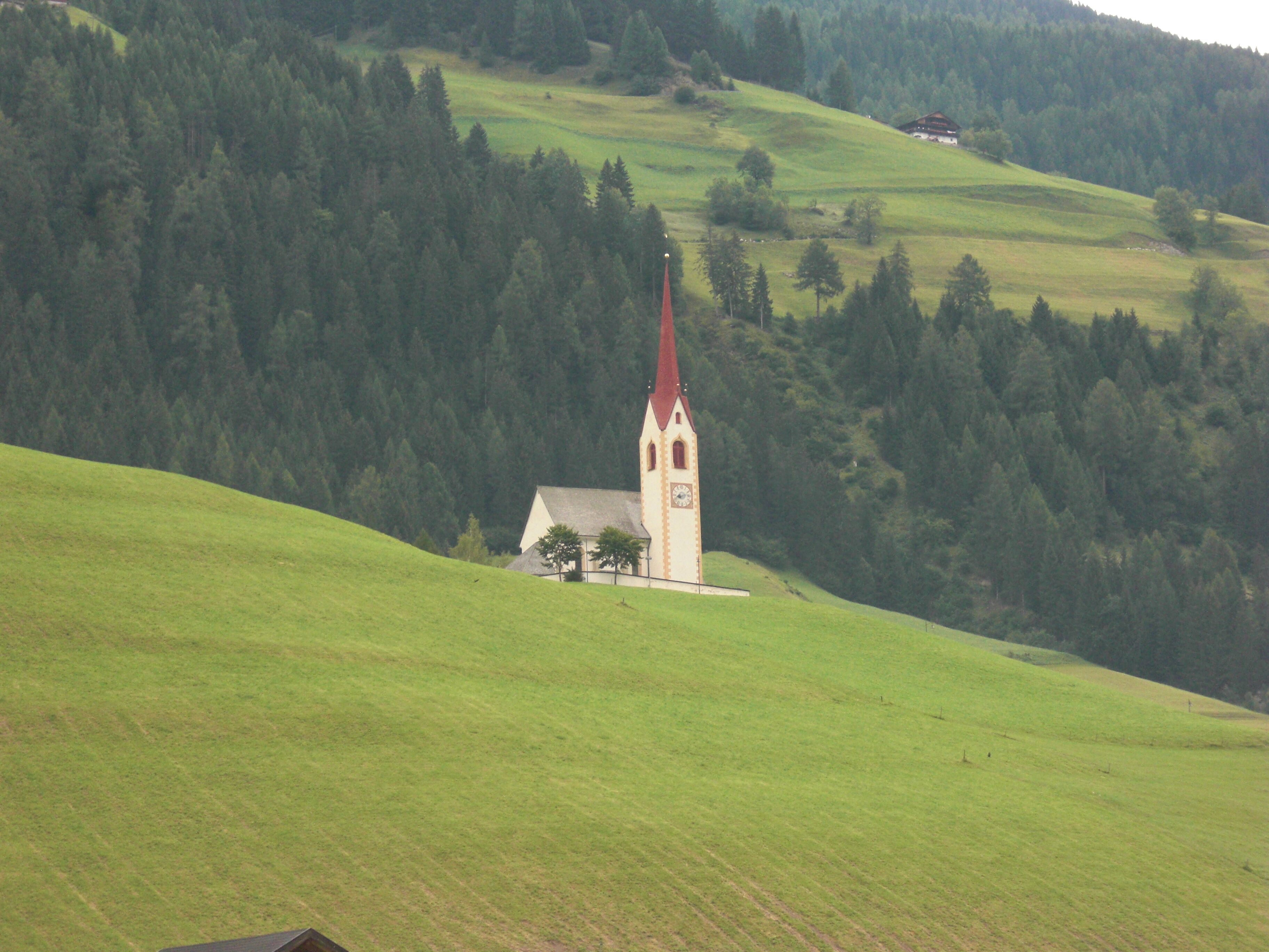 Pfarrkirche St. Nikolaus in Winnebach, einer Fraktion von Innichen, Südtirol, Italien.