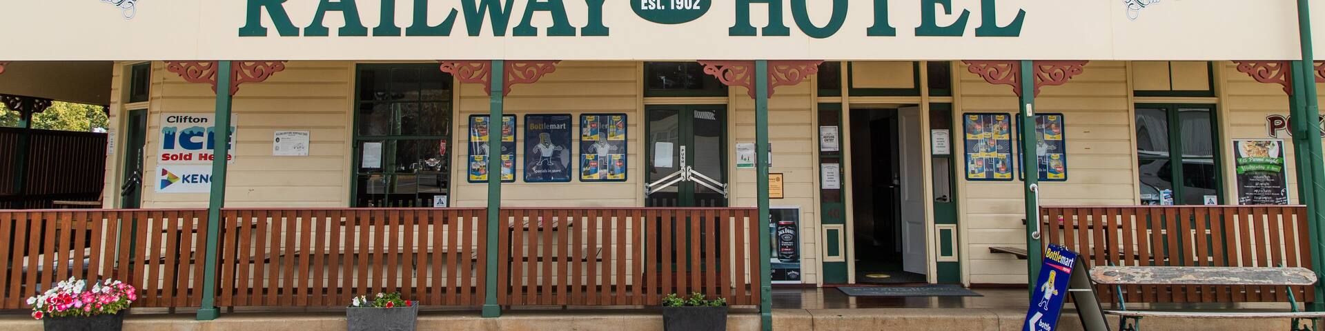 Allora featuring signage and heritage elements