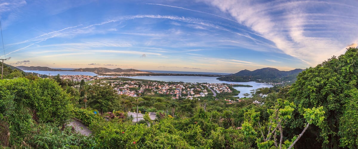 Panoramaaufnahme aud Lagoa da Conceição bei Florianopolis aus erhöhter Perspektive fotografiert tagsüber in Brasilien im September 2014