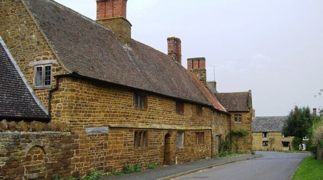 School Lane, Eydon, Northamptonshire: view toward T-junction with High Street (left) and The Green (right). On the left are 2, 4 & 6 School Lane: "Tudor Cottages" (nearest camera) and "Tudor House" (with gabled porch).