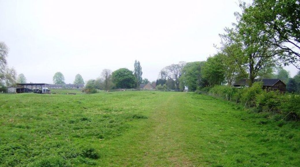 Bridleway into Eydon From the west a bridleway approaches Eydon through this pasture.