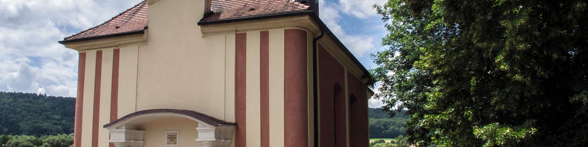 Katholische Wallfahrtskirche Mariahilf, bez. 1796; mit Ausstattung.