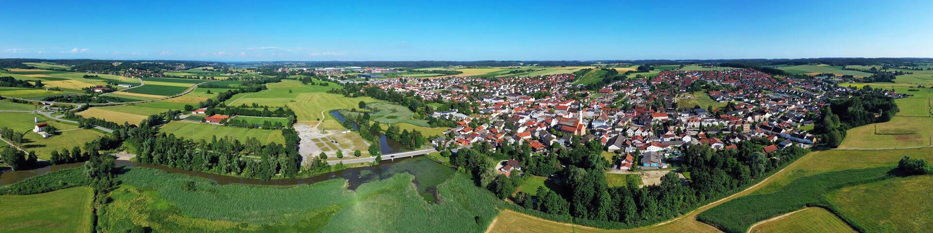 Luftbild von Frontenhausen ein Markt im niederbayerischen Landkreis Dingolfing-Landau