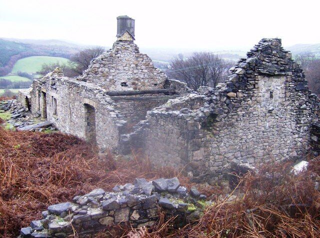 Ffwrwm. Another picture of the ruined buildings. See also 624660