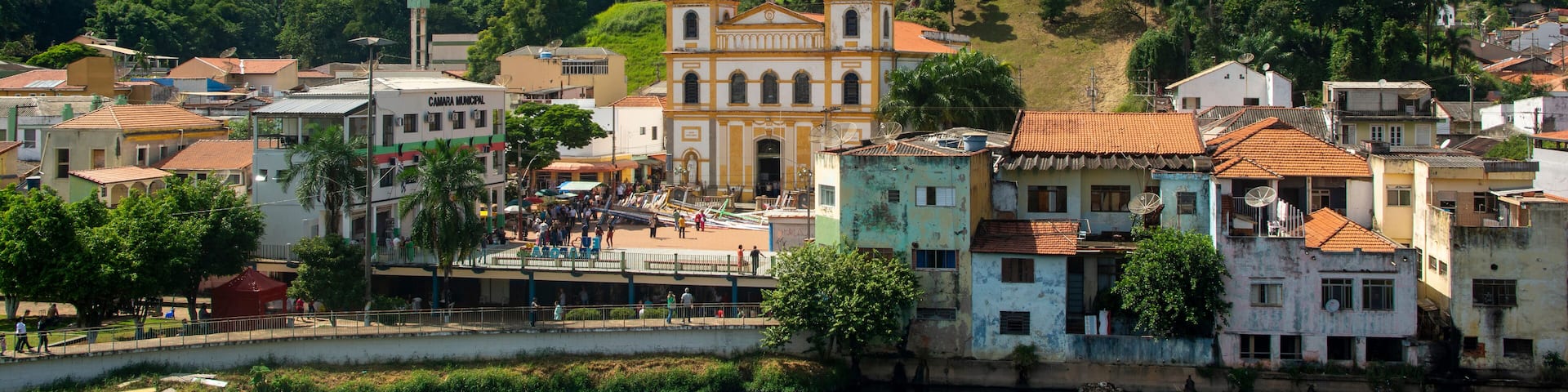 view of the church and river in the city of Salto de Pirapora , sp , Brazil.