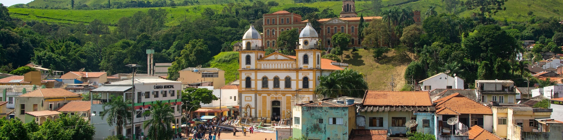 view of the church and river in the city of Salto de Pirapora , sp , Brazil.