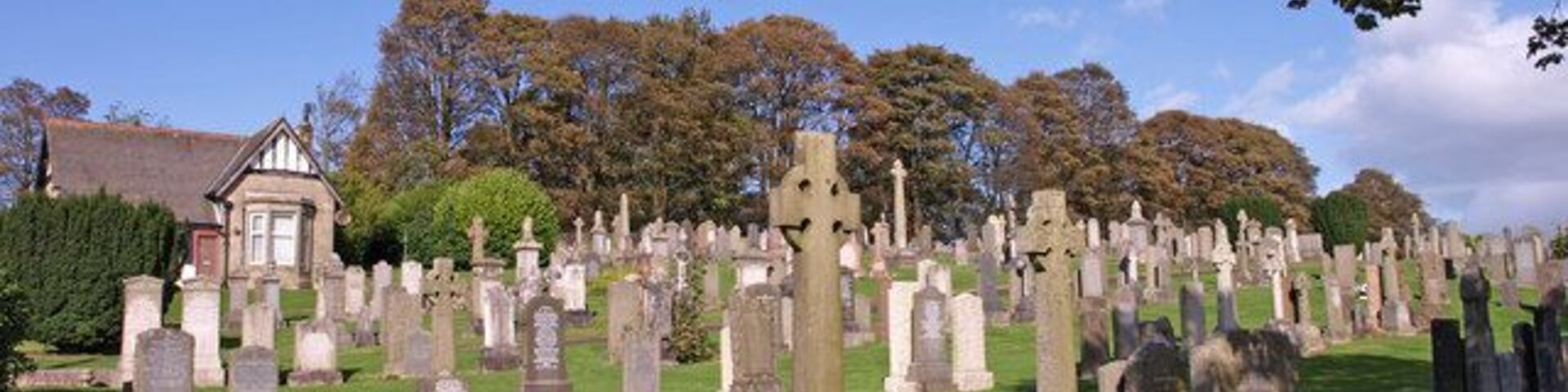 Kilmacolm Cemetery The cemetery house is now empty and becoming run down.