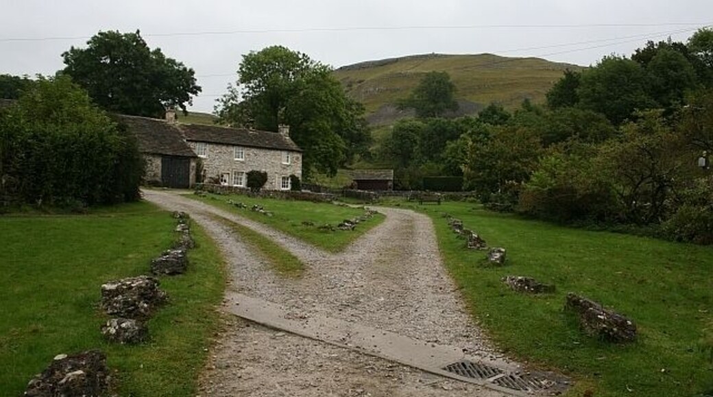 Track and Cottage at Conistone. The track to the right of the cottage is the beginning of a footpath through Bull Scar and meets with the Dalesway and Scot Gate Lane at the top of the scar.